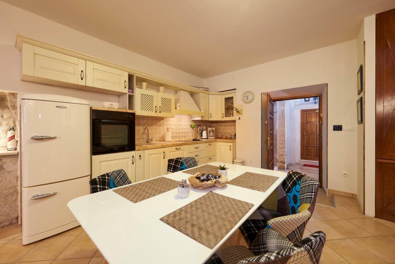 Apartment Capo Residence - Old Town - Parking Trogir Kültér fotó